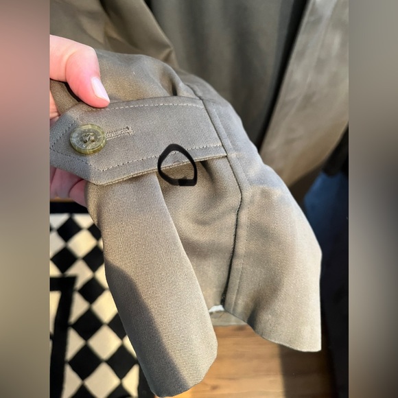 men’s tan Burberry lined trench coat.  Wool lining is removable. Size 46r. - Picture 15 of 16